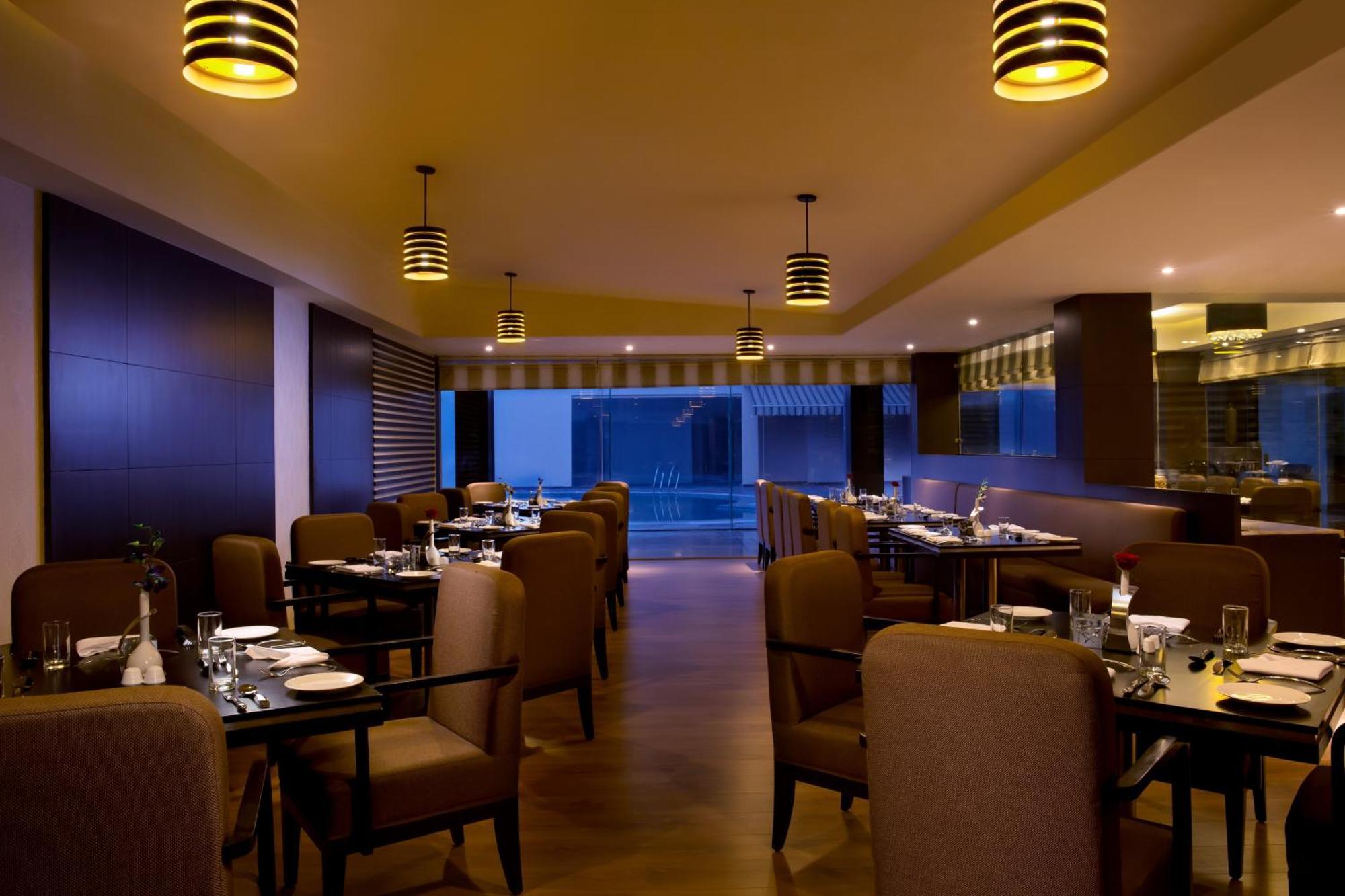 Отель Golden Tulip Bhiwadi Экстерьер фото