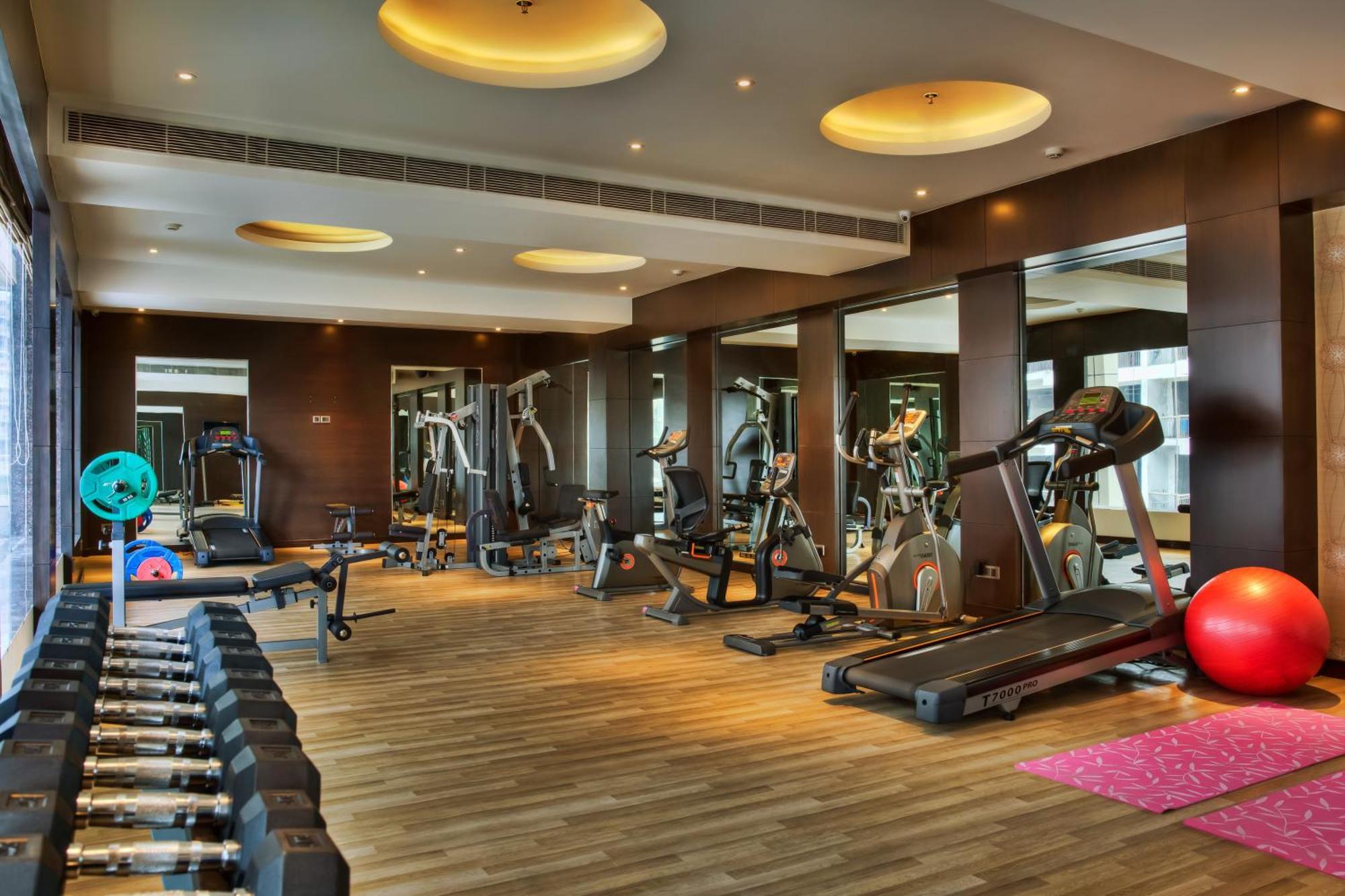 Отель Golden Tulip Bhiwadi Экстерьер фото