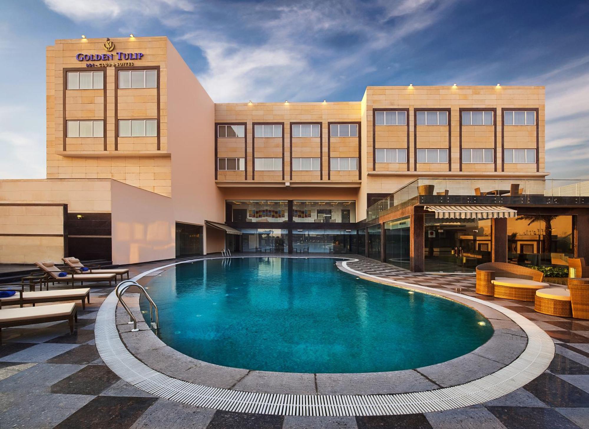 Отель Golden Tulip Bhiwadi Экстерьер фото