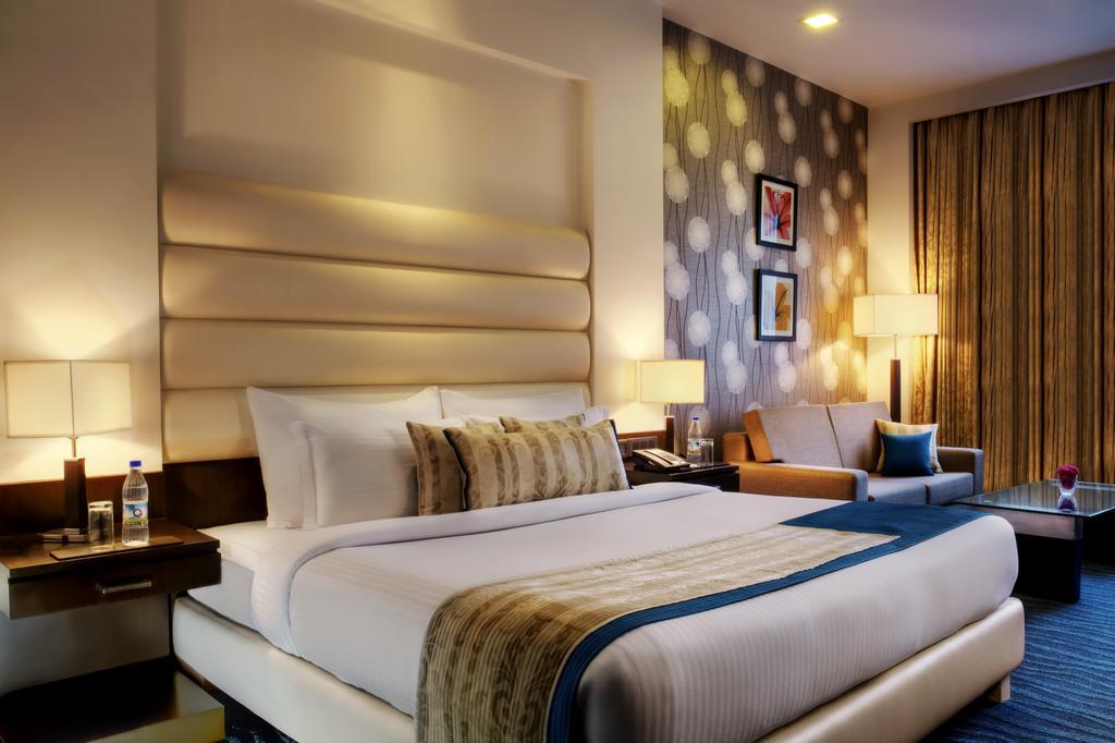 Отель Golden Tulip Bhiwadi Экстерьер фото