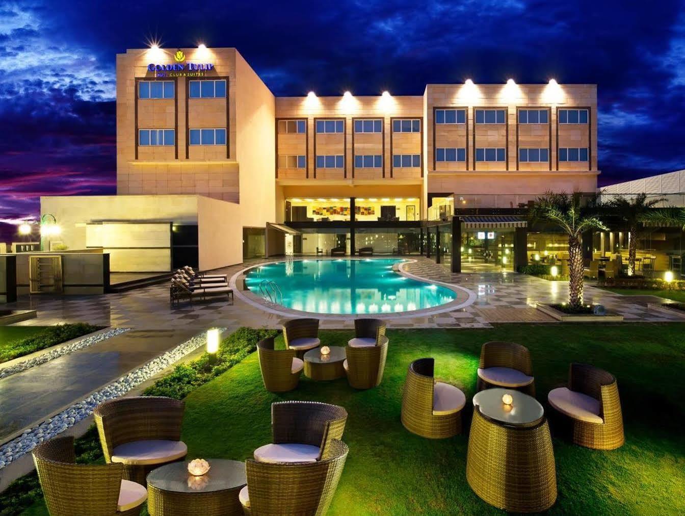 Отель Golden Tulip Bhiwadi Экстерьер фото