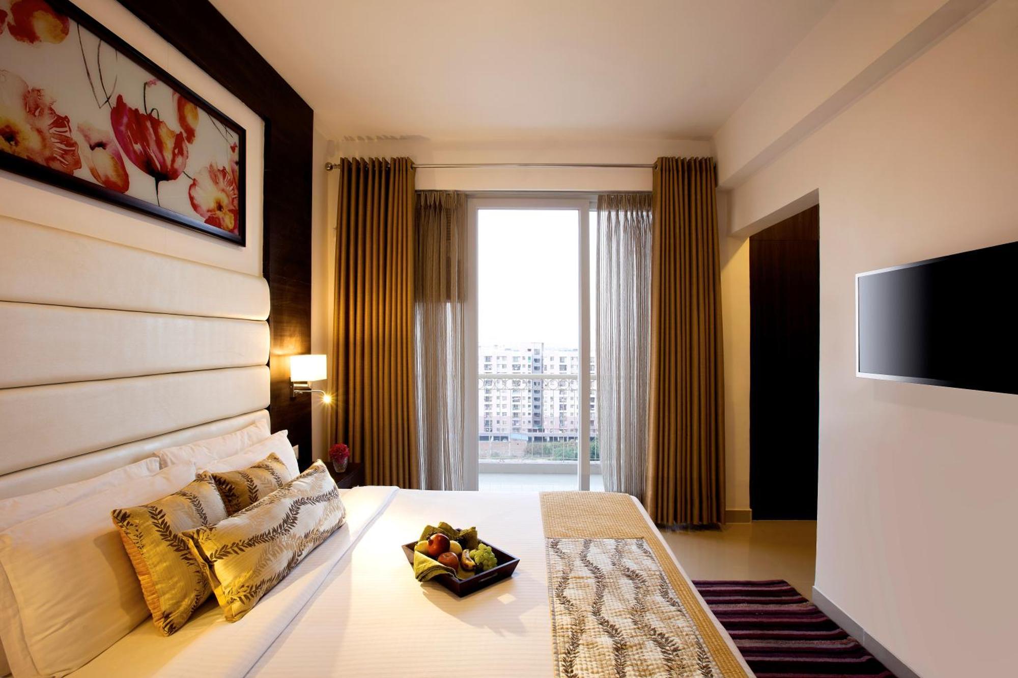 Отель Golden Tulip Bhiwadi Экстерьер фото
