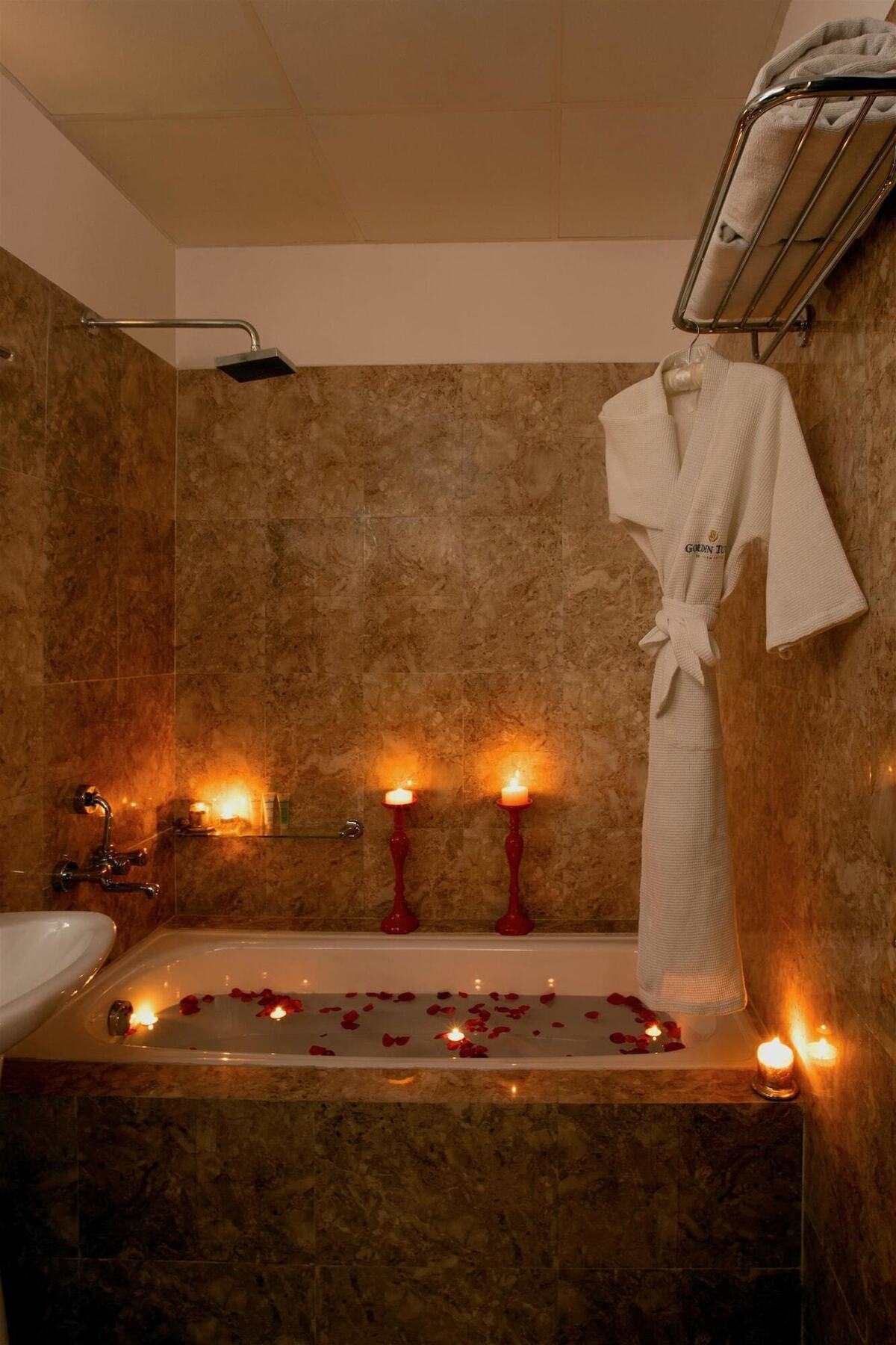 Отель Golden Tulip Bhiwadi Экстерьер фото